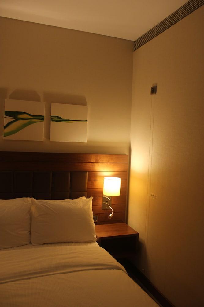 מלון Hilton Garden קוטהיה